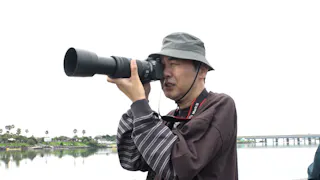 野鳥を見る田中